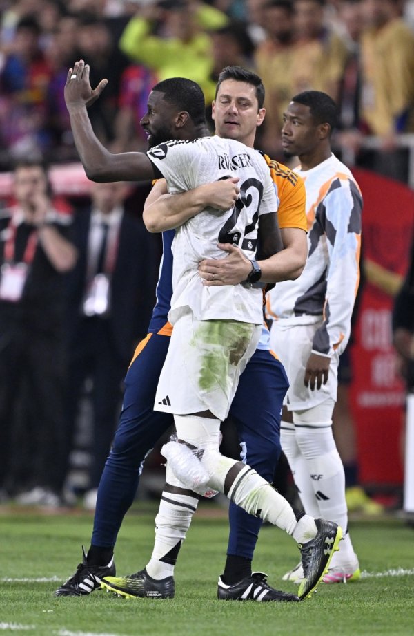 Marca: Rudiger đã xin lỗi người trọng tài đã tự ném băng, và bên kia đã chấp nhận lời xin lỗi của anh ta