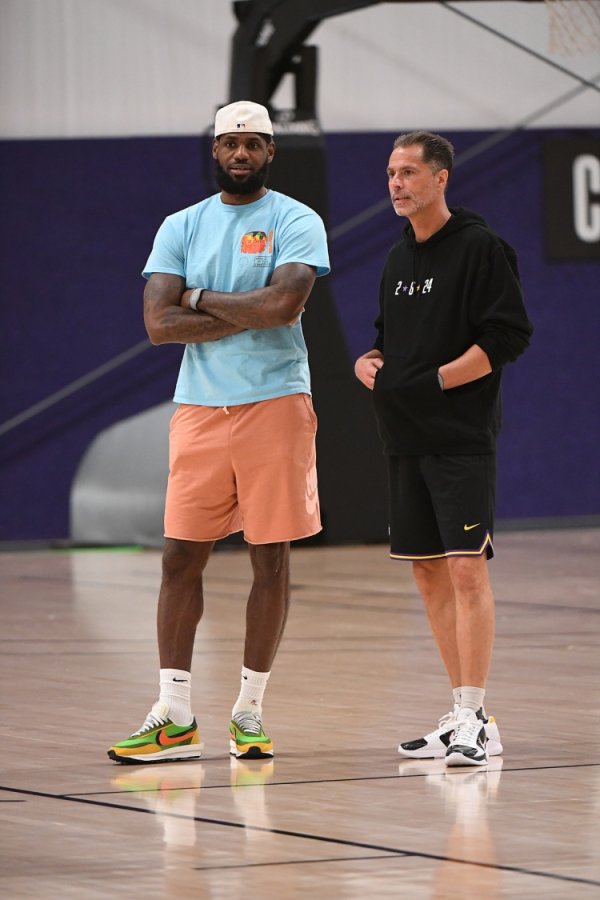 Phóng viên: James và Lakers 